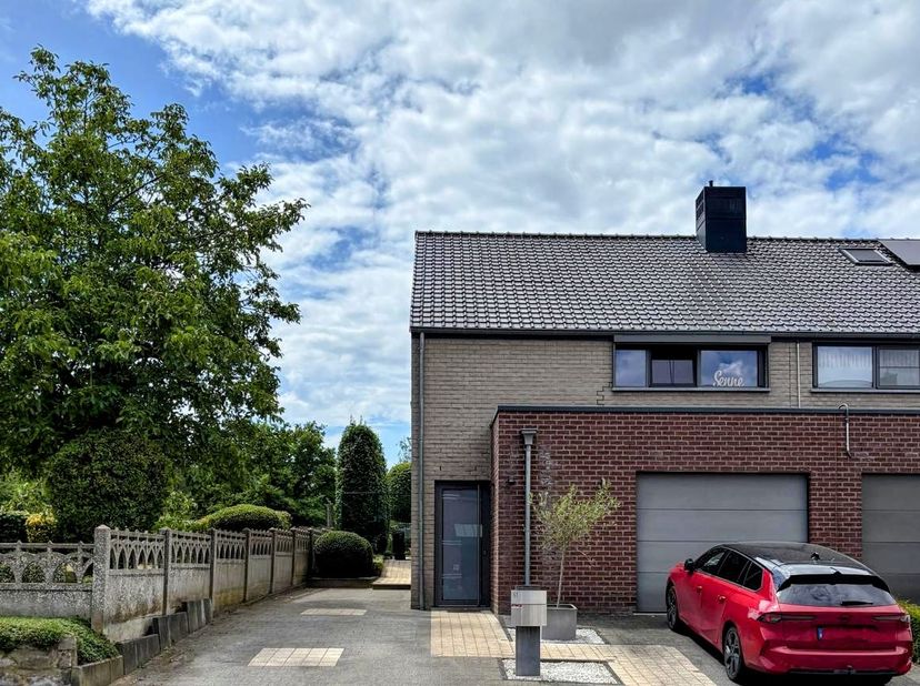 Deze praktische halfopen woning (bouwjaar 2008) is instapklaar, energiezuinig en biedt alle hedendaags comfort in een rustige, groene omgeving net bui